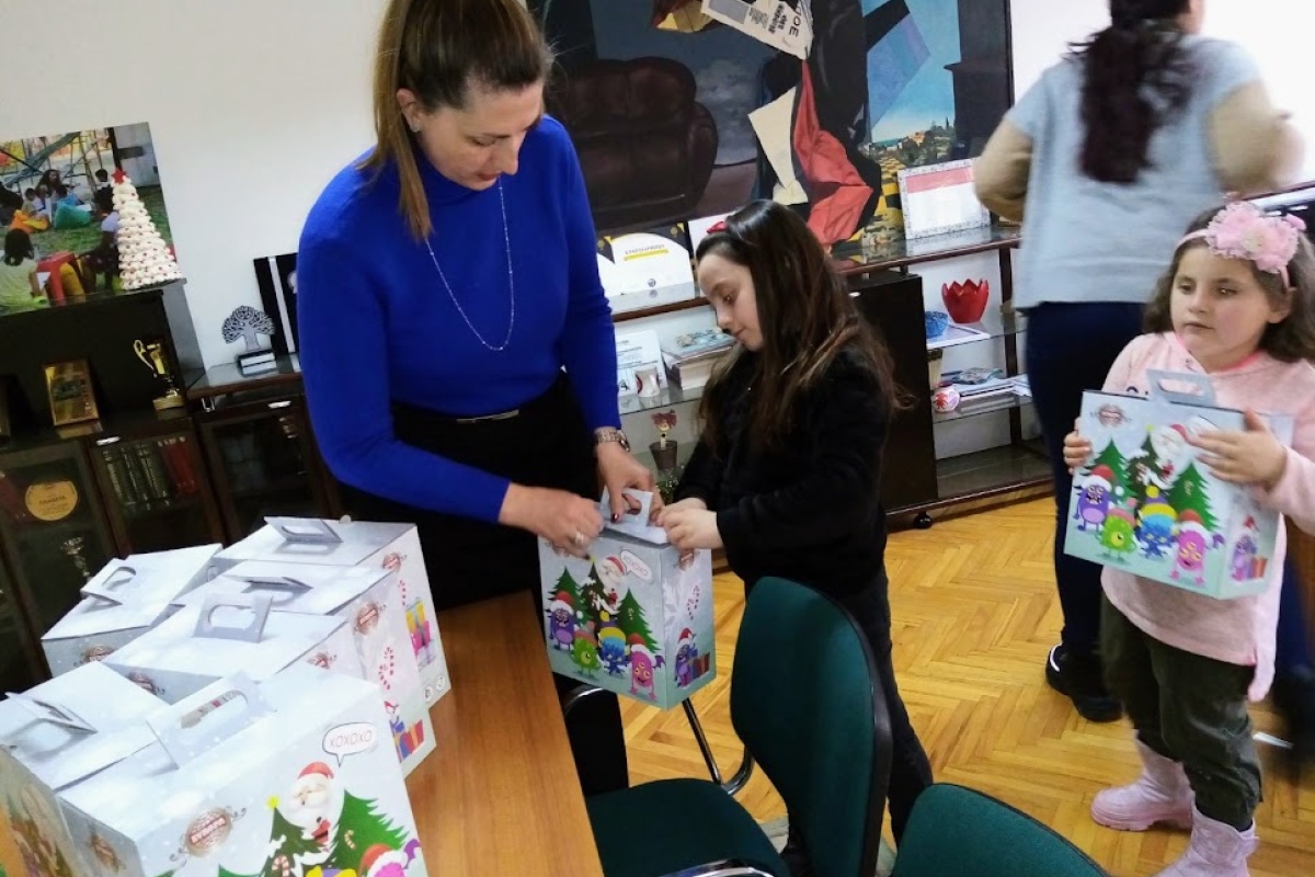 Донација 2020 на новогодишни пакетчиња од Град Скопје